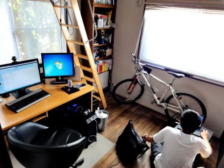 ブログの更新作業をするNilsam